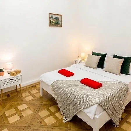 Three-room On Rynok Square Apartment *