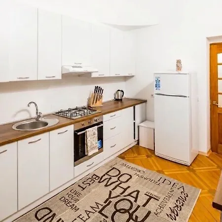 Three-room On Rynok Square Apartment
